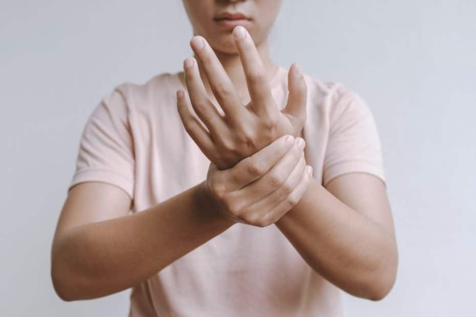 Pés e mãos podem indicar colesterol alto, sabia? Descubra como identificar!