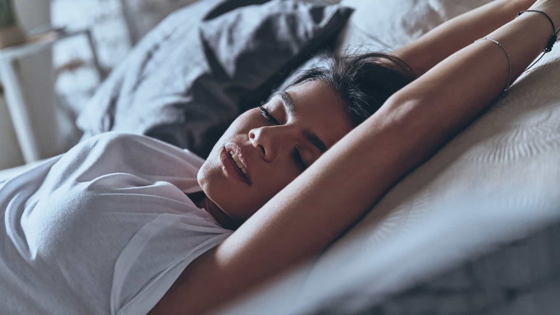 Cientistas descobrem as 3 melhores posições para dormir – qual é a sua?