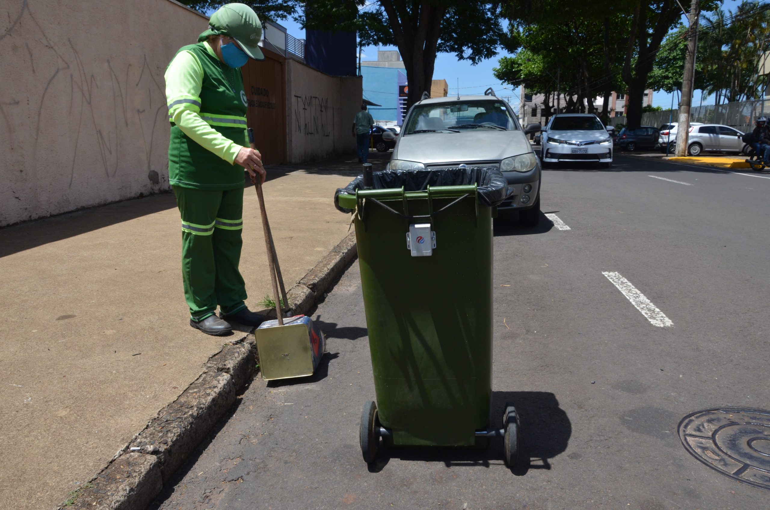 Em Franca, serviços de varrição se modernizam e vão usar GPS para rastreamento