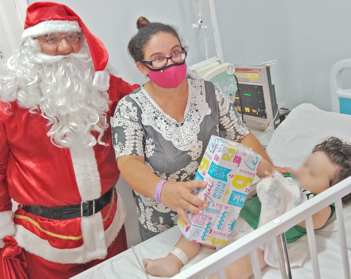 No espírito de natalino, equipe da Santa Casa faz confraternização na UTI Neonatal