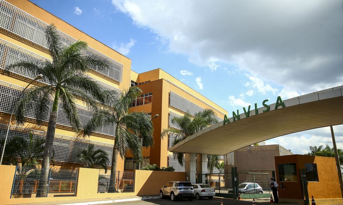 Remédio contra artrite pode causar infarto, trombose e até câncer, alerta Anvisa