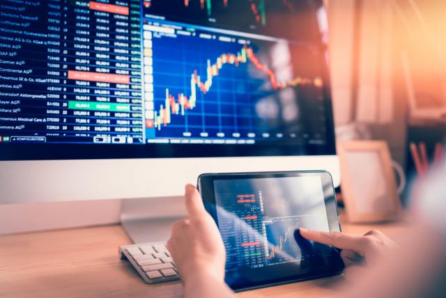 Ações de varejistas amargam perdas no Ibovespa no ano; vale a pena investir nelas?