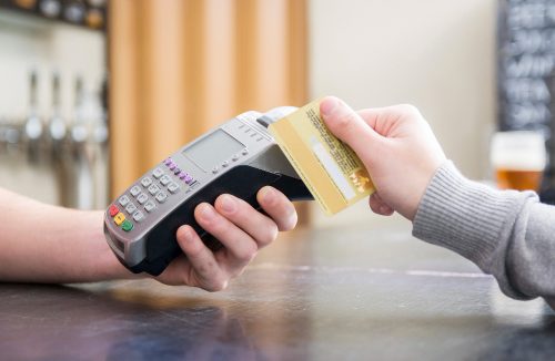 Cartão de crédito com juros recorde chega a 343,55% no rotativo: o que fazer? - Jornal da Franca