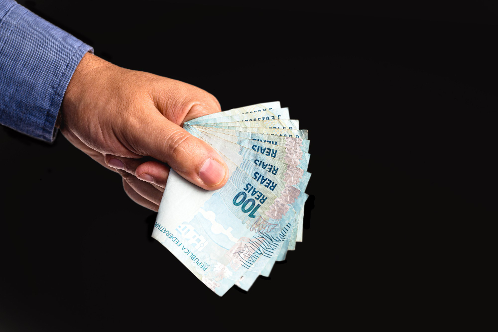 Mais de 4 mil cidades estão pagando o 13º em dia; R$ 27 bilhões a mais na economia
