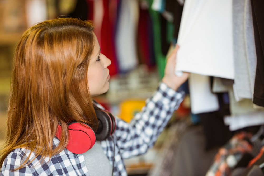 O brechó é pop: roupas, óculos e itens de cozinha usados viram moda entre jovens