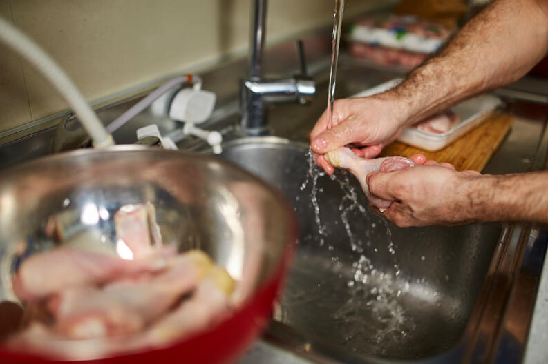 Metade dos brasileiros lava carne antes de cozinhar; prática eleva risco à saúde