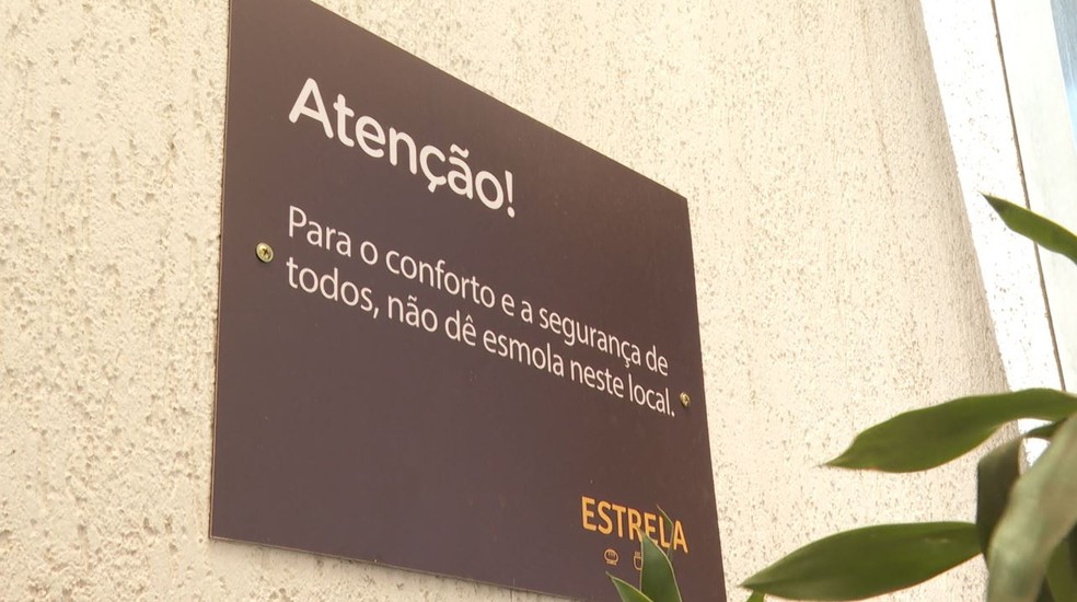 Grades e placa contra esmolas são alvos de críticas do padre Júlio Lancellotti