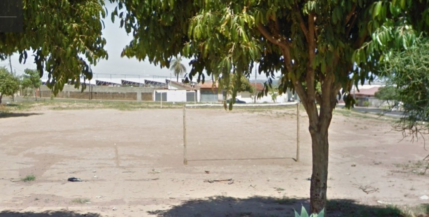 Peladeiros esperam por alambrado de campo há vários anos na Vila Exposição