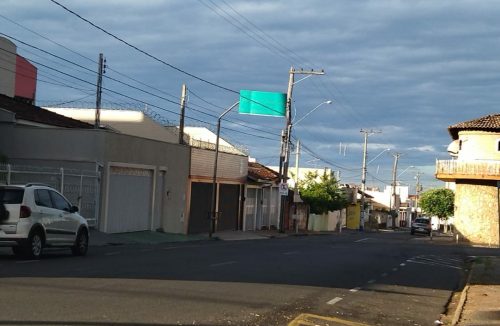 Para onde ir? Motoristas ficam confusos com “placa fantasma” em rua da Santa Rita  - Jornal da Franca