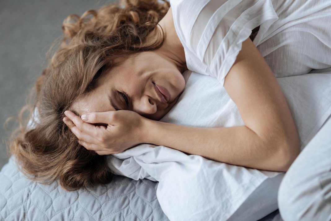 A cabeça não ‘desliga’ na hora de dormir? Reconheça sintomas da exaustão emocional