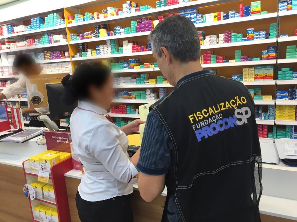 Preço de testes de Covid: Procon-SP continua fiscalizando farmácias e laboratórios
