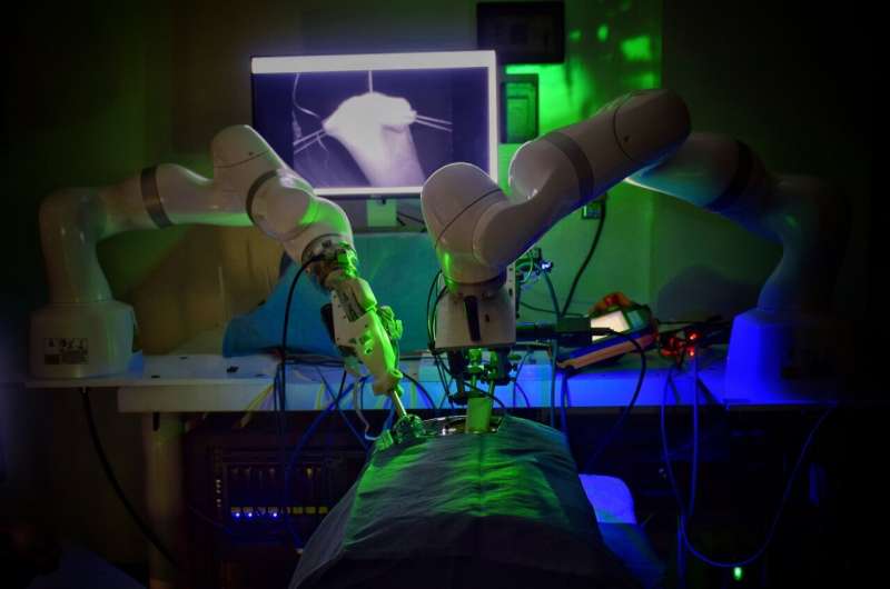 Robô de universidade americana realiza cirurgia laparoscópica sem ajuda humana