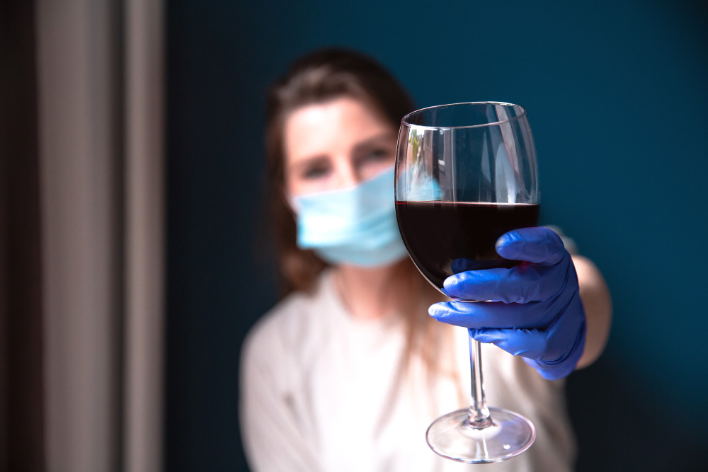 Beber vinho ou champanhe pode reduzir o risco de covid-19, diz estudo chinês
