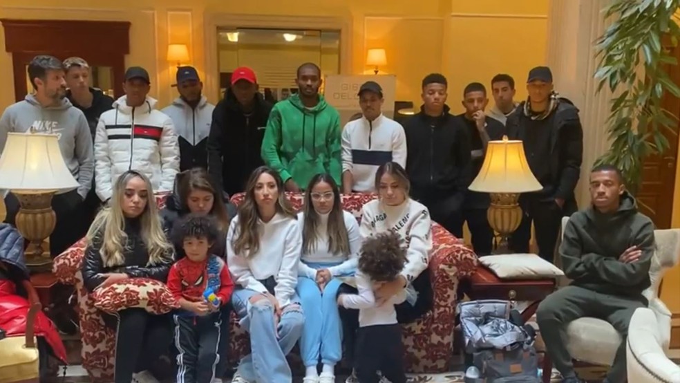 Desespero: Jogadores brasileiros e familiares deixam hotel na Ucrânia em comboio