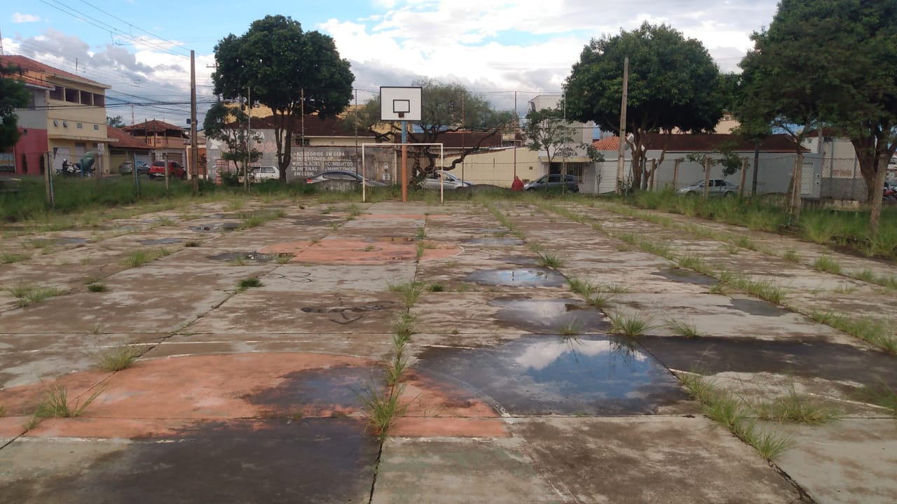 Moradores da Vila Imperador reclamam de abandono em quadra de esportes do bairro