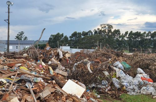 População joga lixo no Parque Agropecuário de Cristais; vizinhos pedem providências - Jornal da Franca