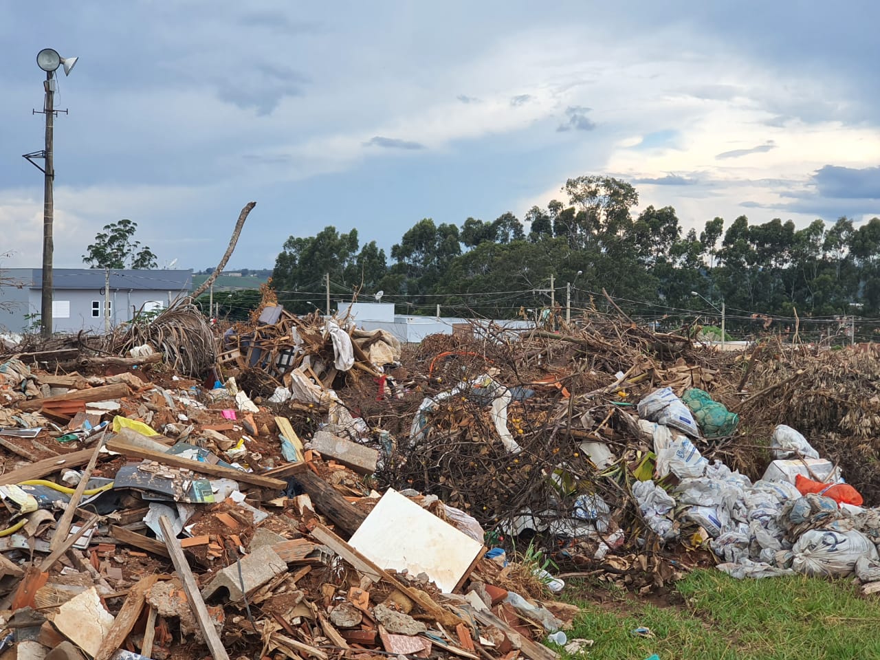 População joga lixo no Parque Agropecuário de Cristais; vizinhos pedem providências