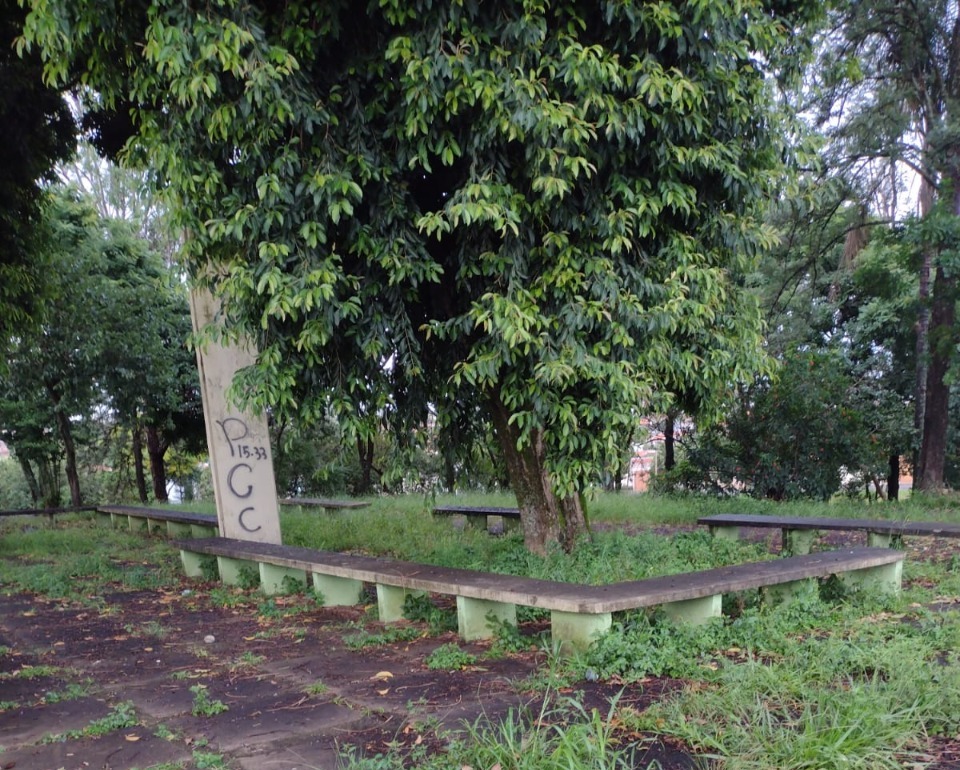 Moradores do Parque São Jorge reclamam de falta de limpeza em praça pública