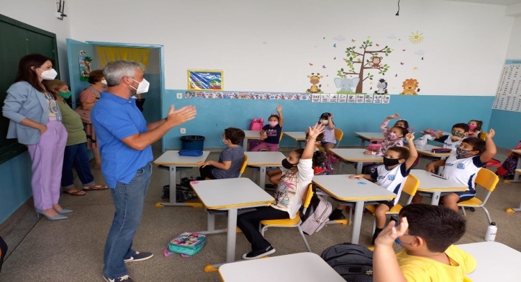 Pedregulho entrega kits de materiais escolares a dois mil alunos da rede municipal
