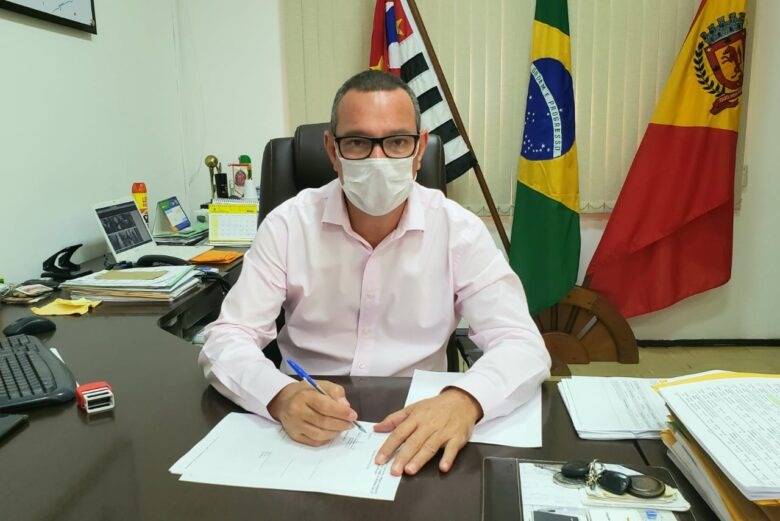 Prefeito diz que não terá aumento, mas “reposição” de R$ 18 mil para R$ 20 mil