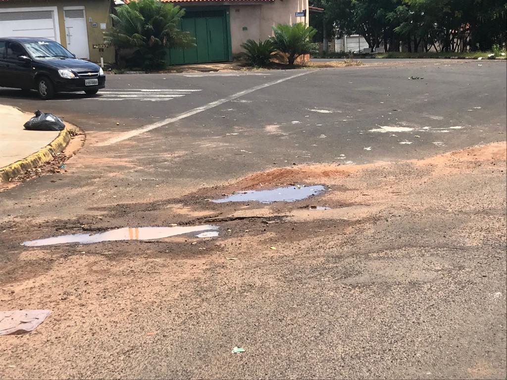 População reclama de excesso de buracos em Cristais e pede recape no município