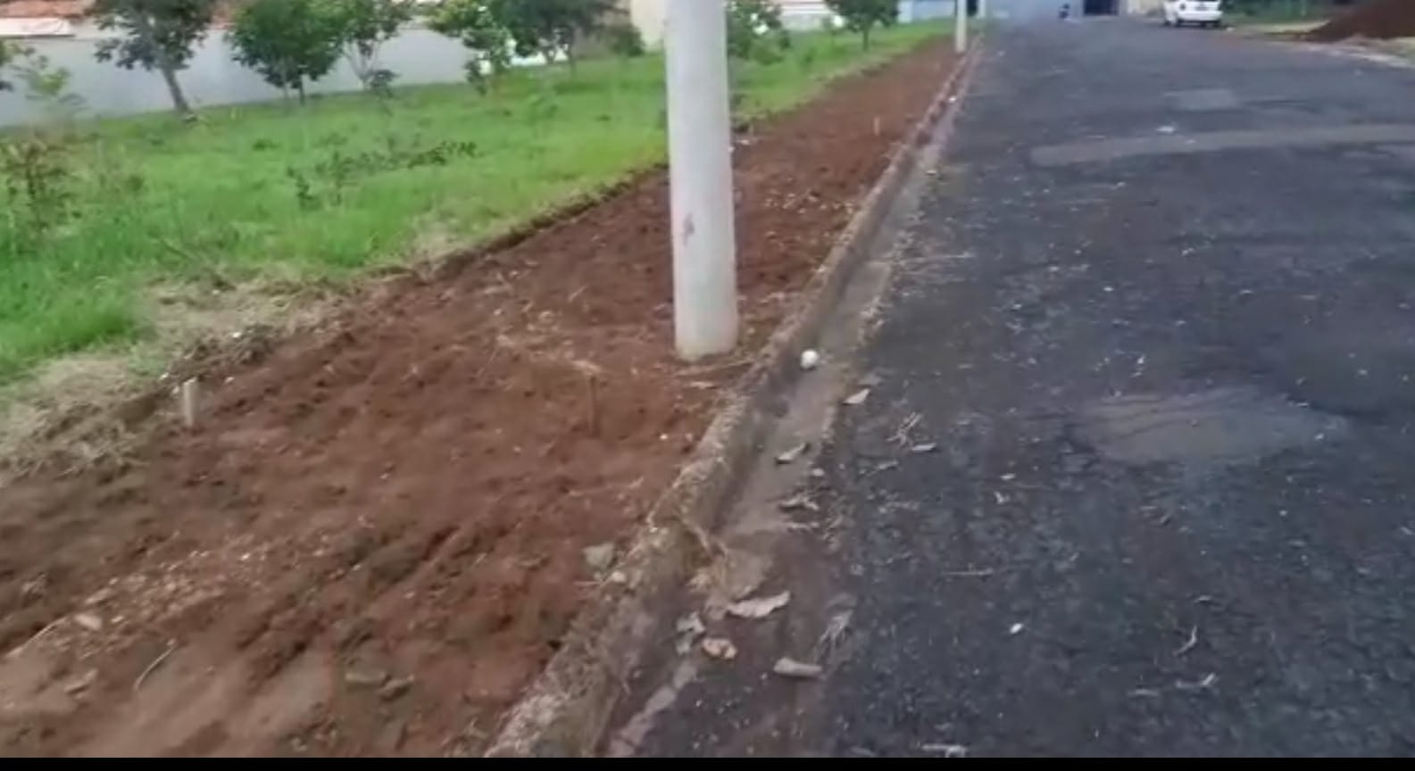Calçada no Parque Castelo, sonho antigo dos moradores, está sendo construída