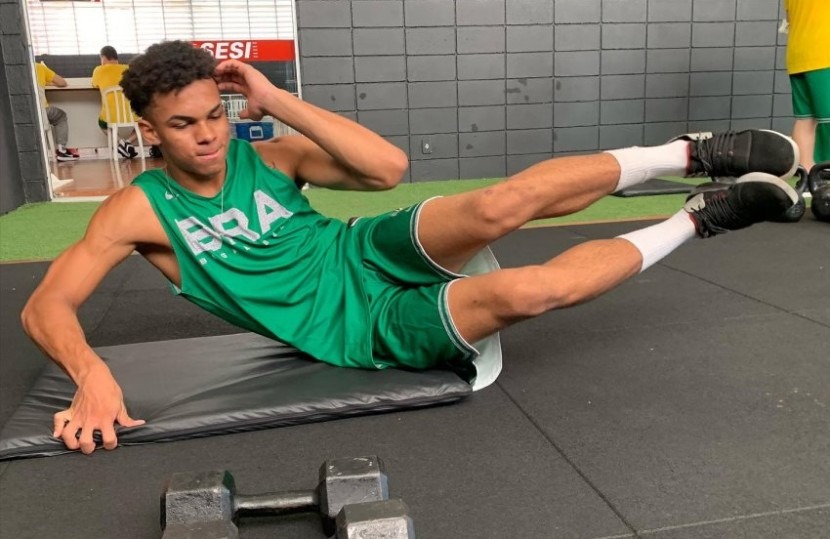 Reynan, promessa do basquete francano, está treinando com a Seleção Brasileira