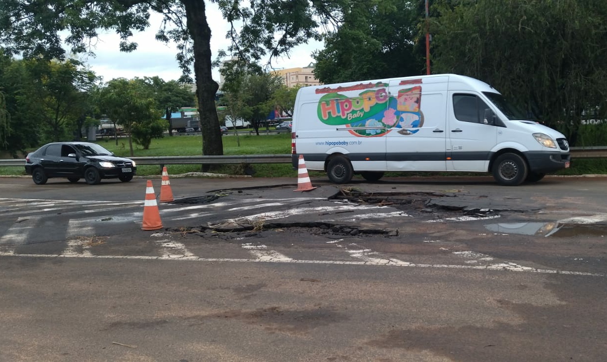 Chuva forte arranca asfalto e Prefeitura interdita trecho da Avenida Alonso y Alonso