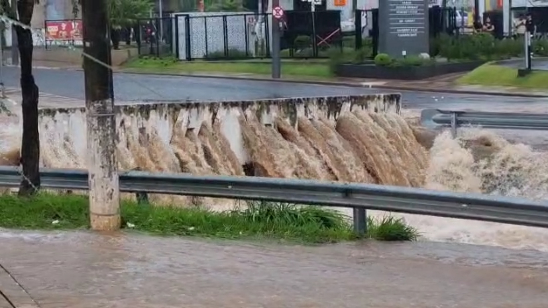 Uma hora de chuva e acontece o que tem sido rotina: córrego Cubatão inunda avenida