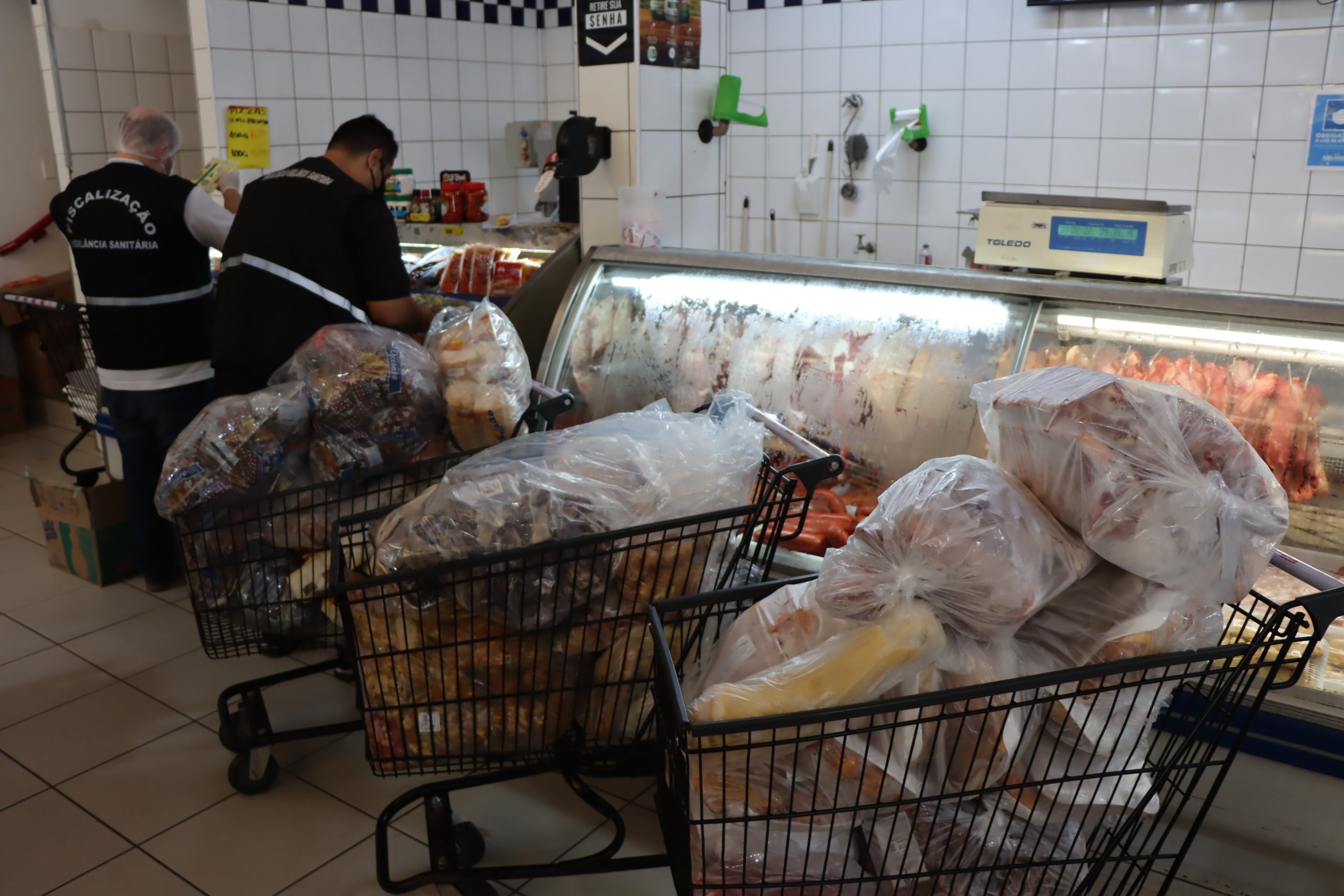 Mais dois supermercados de Franca têm mais de 1 tonelada de alimentos apreendida