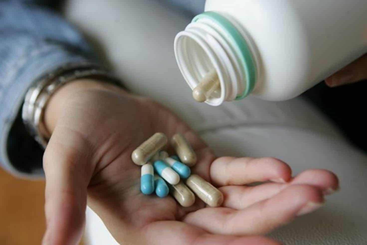 Entenda os perigos das cápsulas que unem vários chás para emagrecer