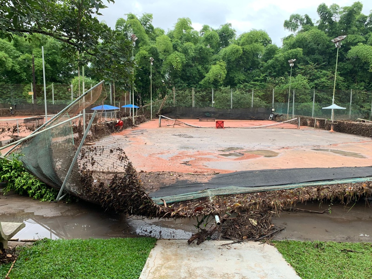 Chuva forte de domingo, 06, deixa rastro de destruição no Clube Castelinho