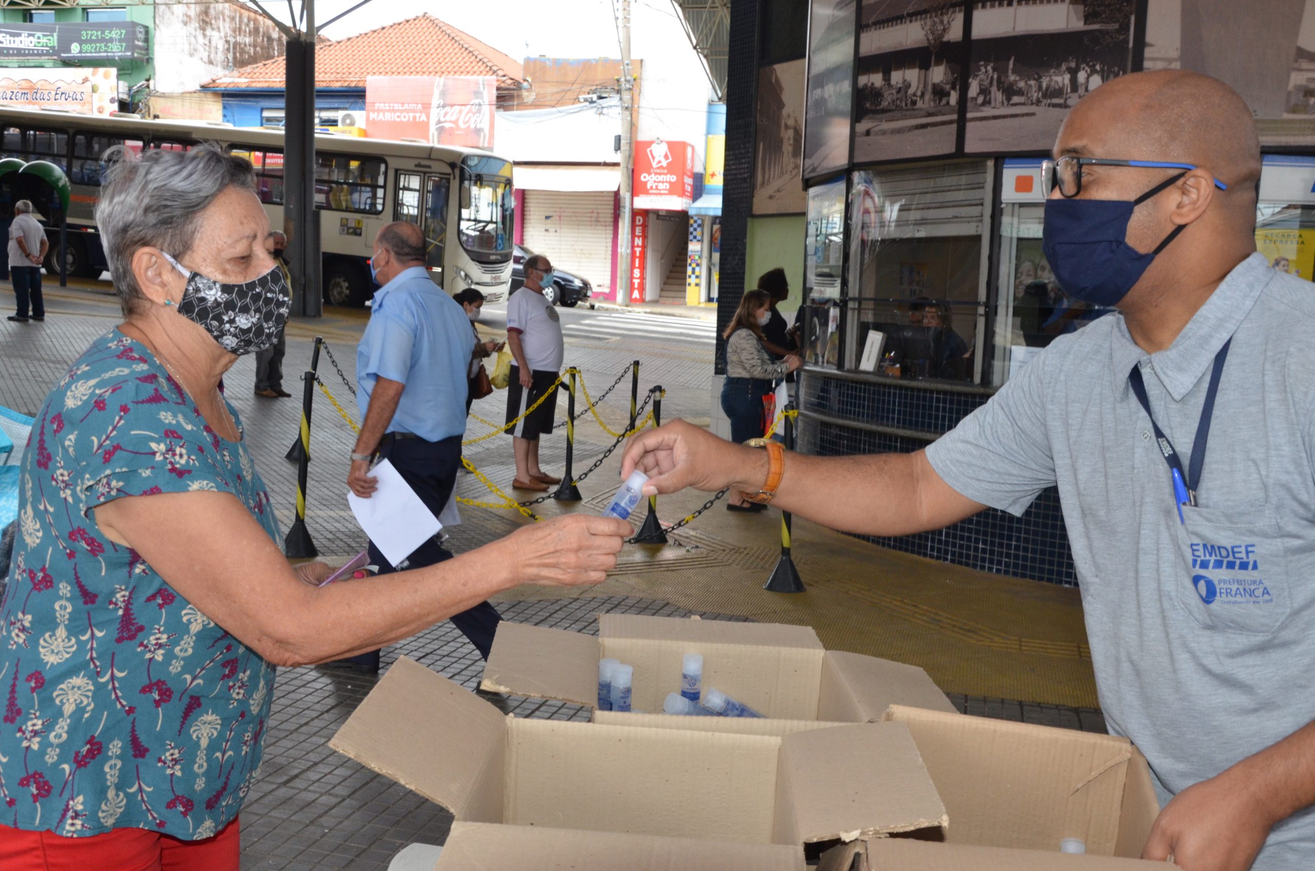 Prefeitura de Franca recebe doação e distribui de álcool gel para a população