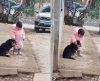 Comovente: menina tapa orelhas de cão para proteger do barulho de fogos (vídeo) - Jornal da Franca