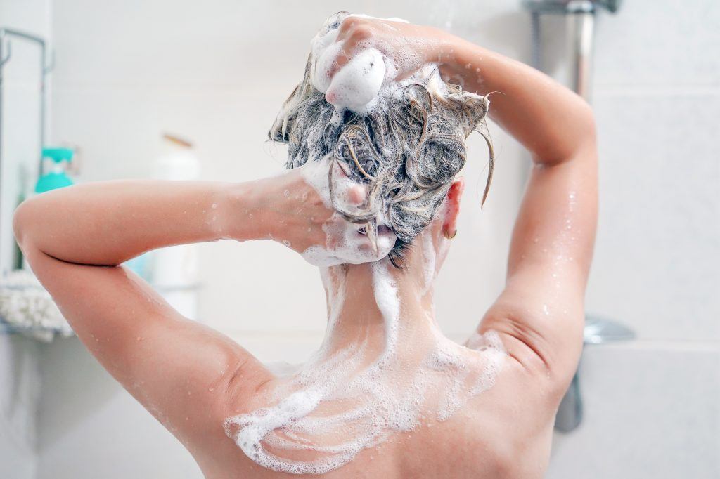 Saiba qual erro comum no banho pode estar por trás da sua queda de cabelo