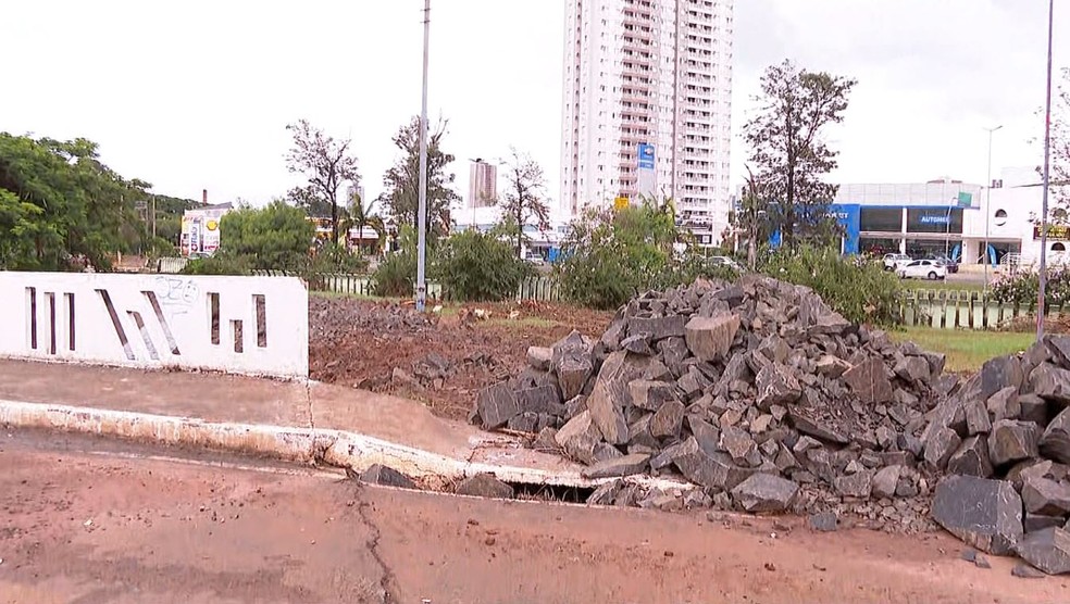Chuva compromete estrutura de ponte e rotatória em Franca fica interditada