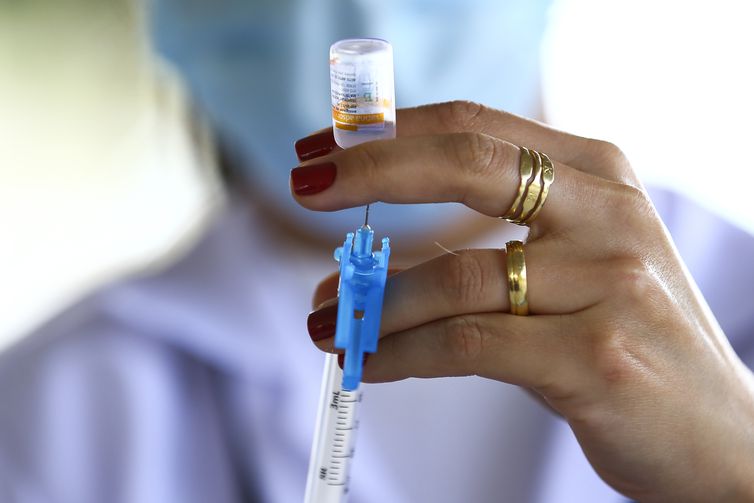 Franca inicia 4ª dose contra covid-19 em pessoas acima de 30 anos nesta segunda