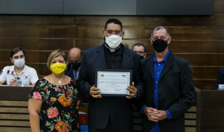 Padre Vítor é homenageado por vereadores na Câmara; trabalho reconhecido