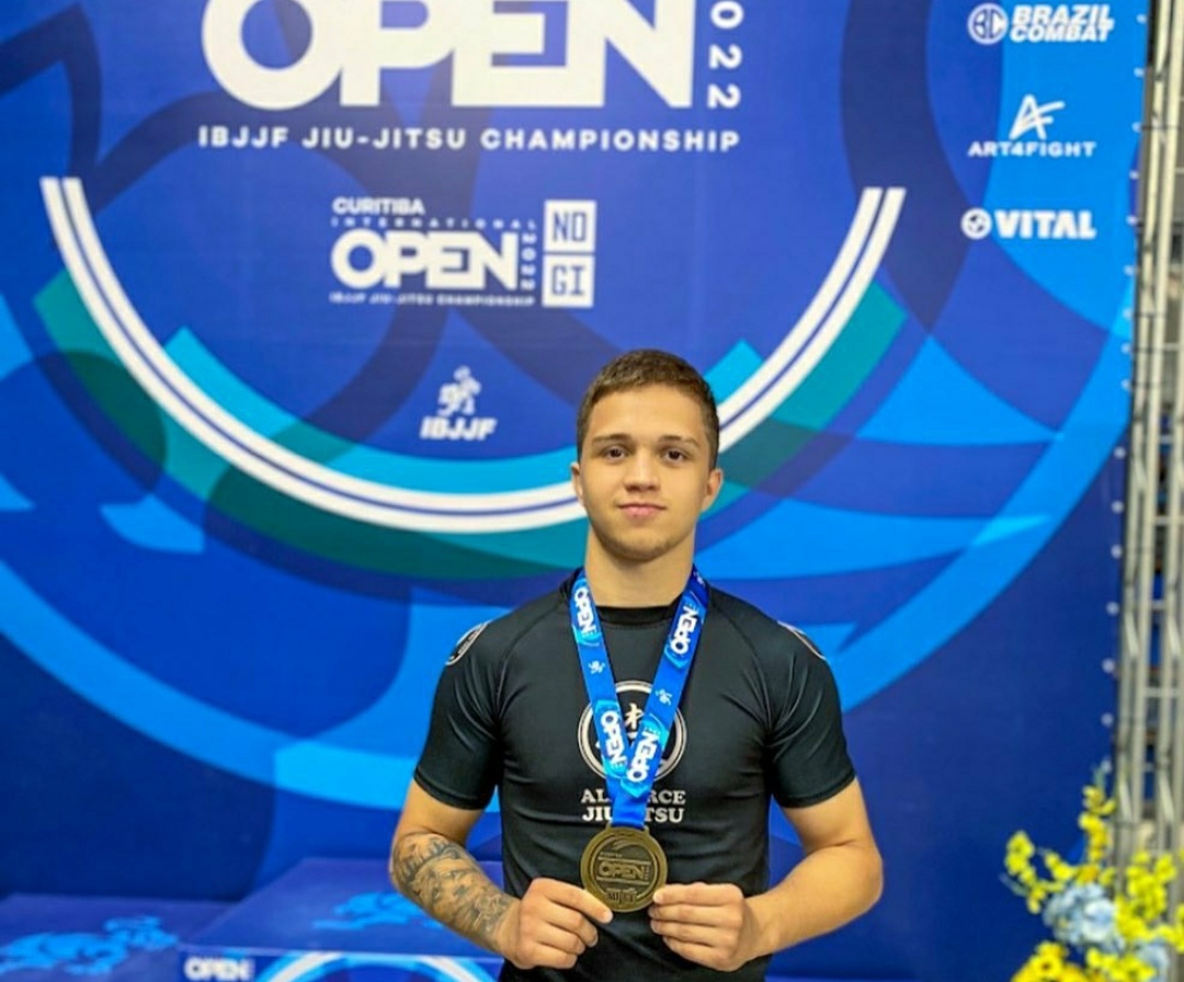 Atleta francano fatura medalha em campeonato internacional de jiu jitsu