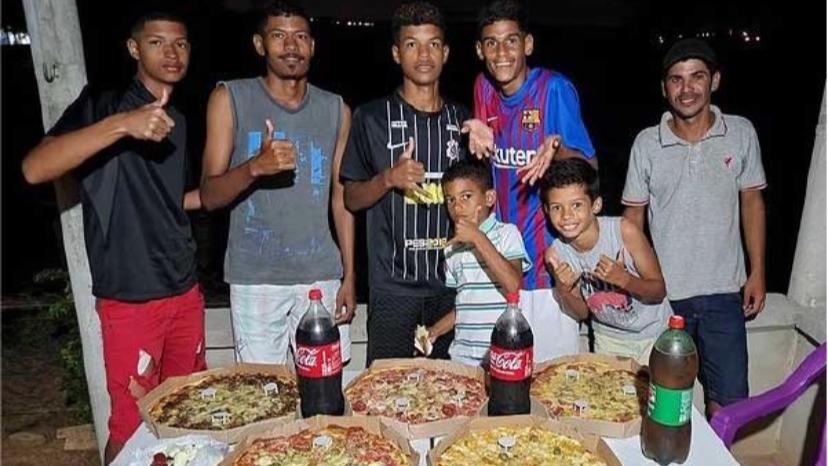 Fenômeno, “Luva de Pedreiro” emociona ao comer pizza e batata frita pela 1ª vez