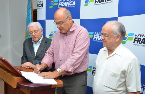 Alexandre Ferreira assina decreto que regulariza núcleos residenciais e de recreio - Jornal da Franca