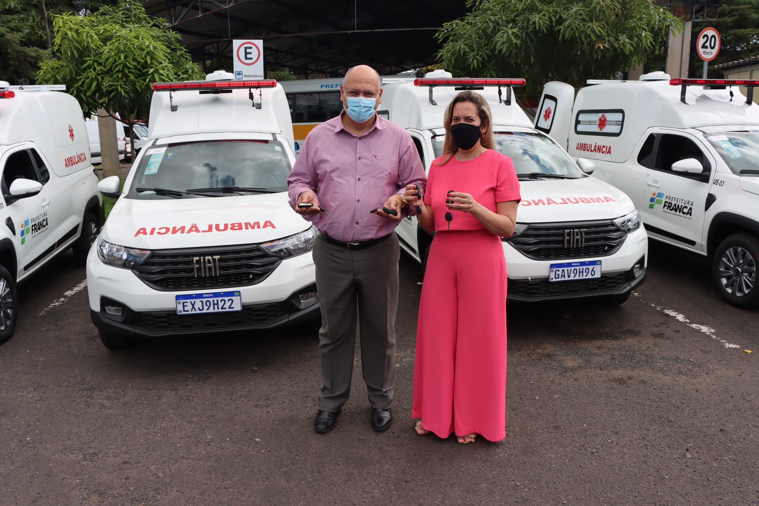 Prefeito de Franca entrega 4 novas ambulâncias à cidade para transporte de pacientes