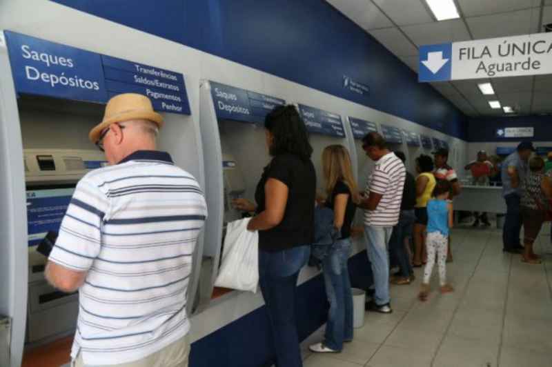 Governo anuncia antecipação do 13º de aposentado do INSS e saque de R$ 1 mil do FGTS