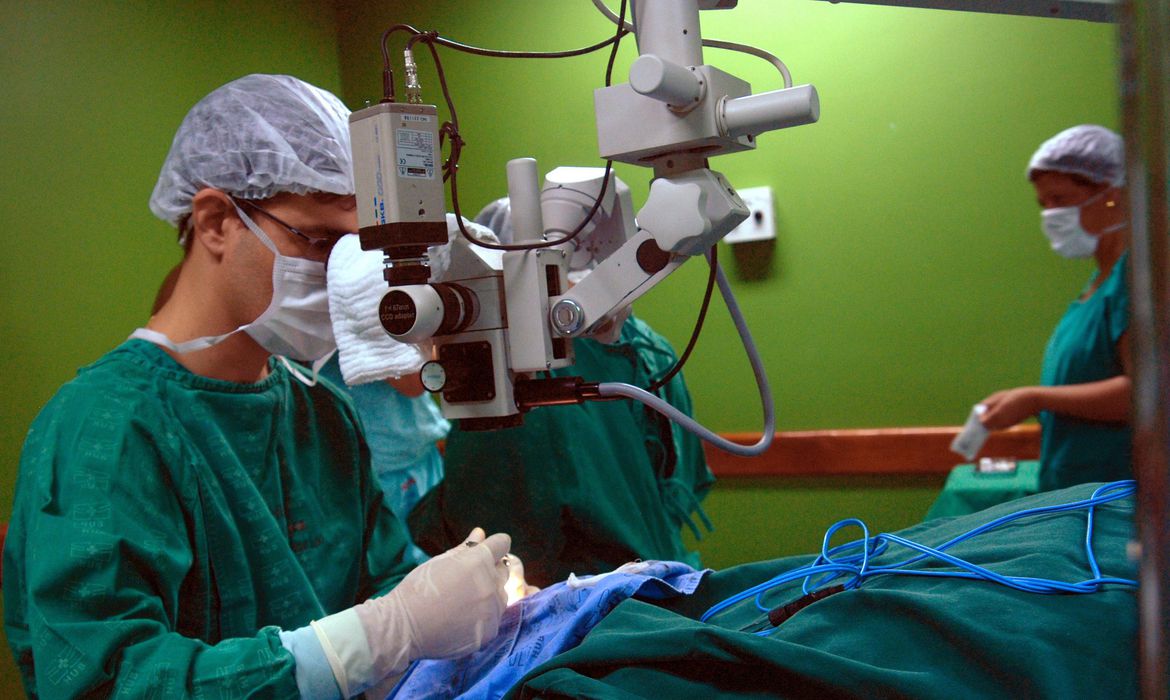 Conselho Federal de Medicina regulamenta a cirurgia robótica: o futuro chegou
