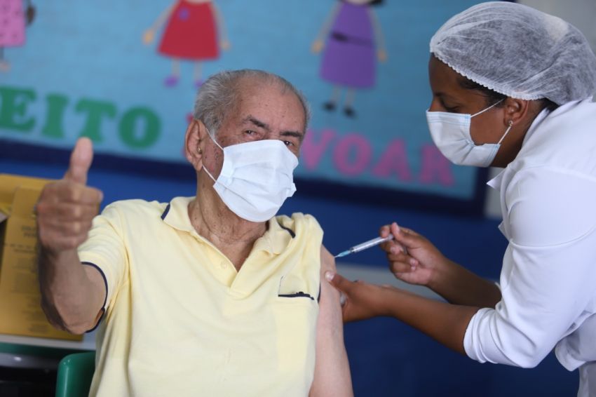 Idosos a partir de 80 anos já podem tomar 4ª dose contra covid-19 em Franca