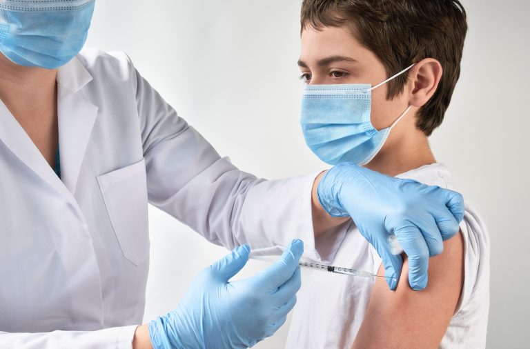 Estado de SP começa a aplicar dose de reforço contra covid em adolescentes nesta 2ª