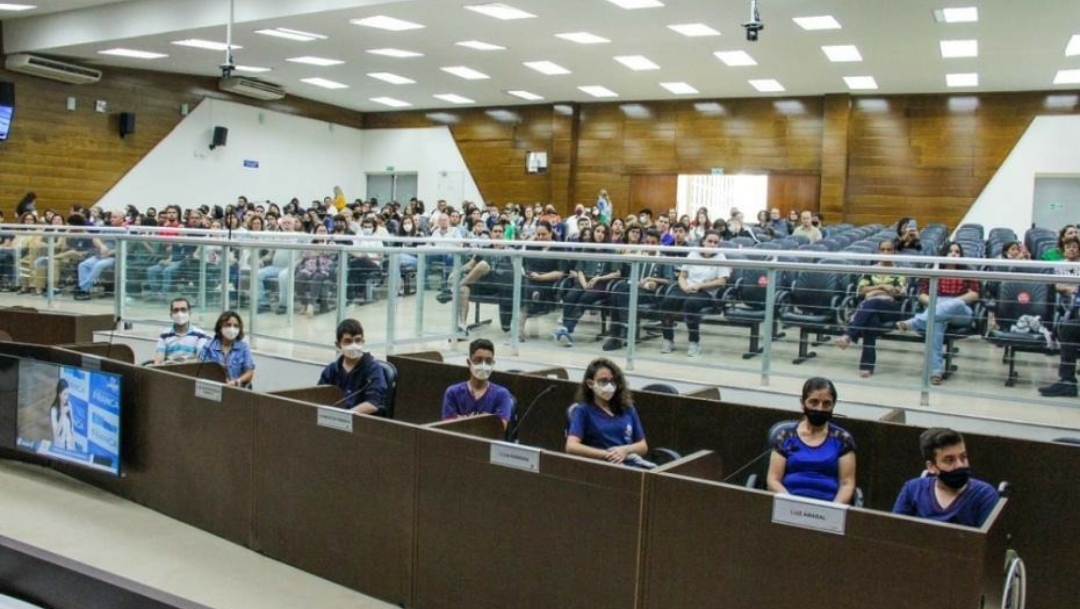 Alunos recebem premiação por participar da 16ª Olimpíada Brasileira de Matemática