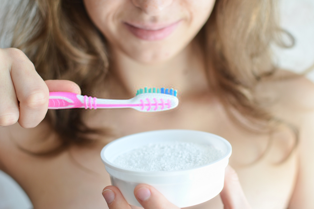 Mentira ou verdade: O bicarbonato de sódio pode mesmo clarear os dentes?