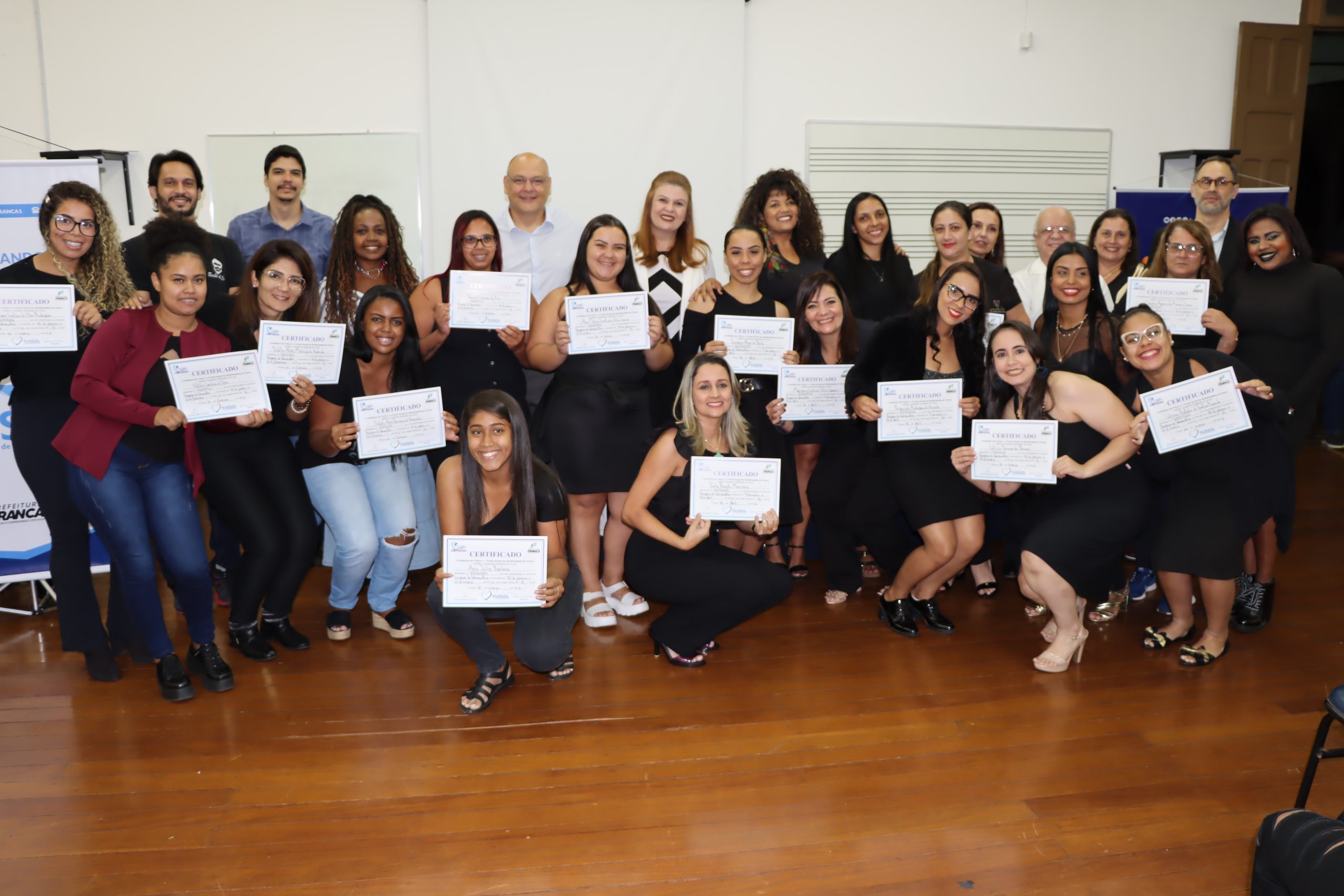 Alunos dos cursos da Escola da Beleza recebem certificados pelo Fussol