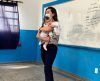 Professora segura bebê de aluna adolescente para ela estudar e foto viraliza - Jornal da Franca